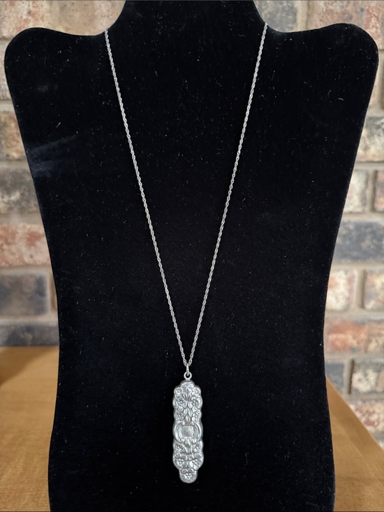 Vintage Jewelry - Vintage Sterling Silver floral bar pendant and chain